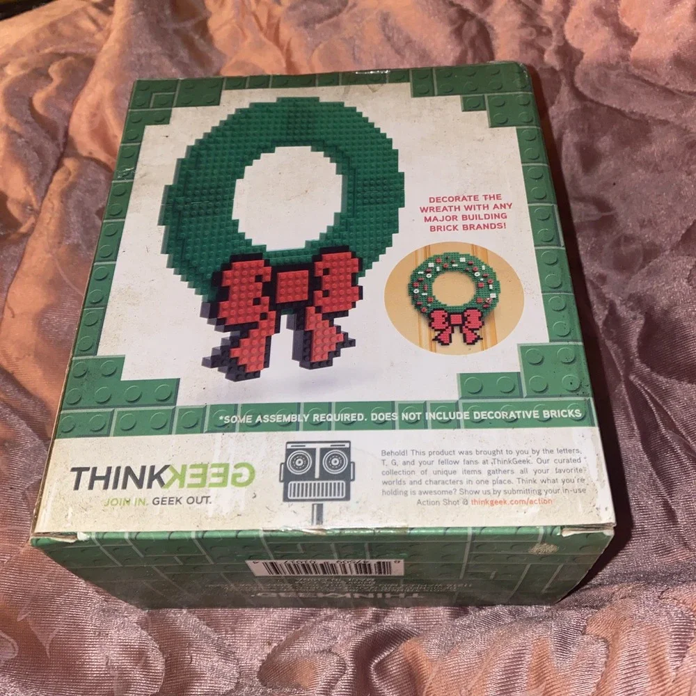 ThinkGeek Build-On Brick Christmas Wreath Building Bricks Kit